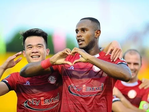 4 độc chiêu của người cũ HAGL đưa TPHCM lên đầu bảng: Fergie Time và dấu ấn chiến thuật