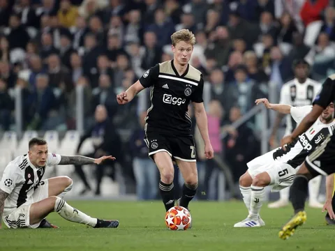 4 năm trước, Ajax mua Frenkie De Jong với giá 1 euro