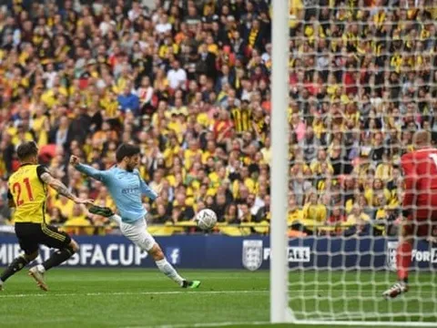 1 pha ra chân đẳng cấp, anh ấy đã ghìm bóng xuống'