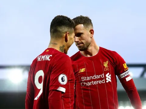 Vừa ghi bàn, Henderson liền chạy lại 'gây hấn' với Firmino