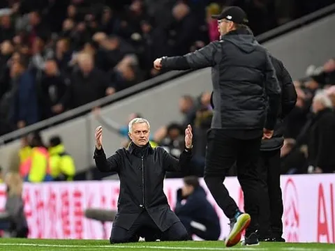 Mourinho quỳ gối bất lực; Cuộc đua vô địch Premier League kết thúc?