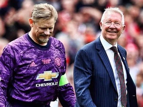 Huyền thoại Man Utd lên xe hoa với vợ mới tươi hơn cả con dâu