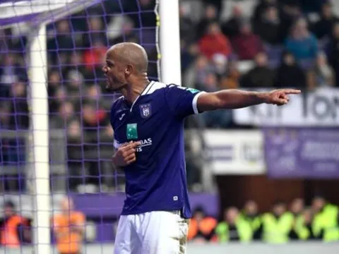 Thua trận, Kompany nổi khùng trên sân vì hành vi không thể chấp nhận