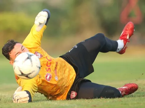 Văn Lâm "bay nhảy" bầm dập ở buổi tập của Muangthong United