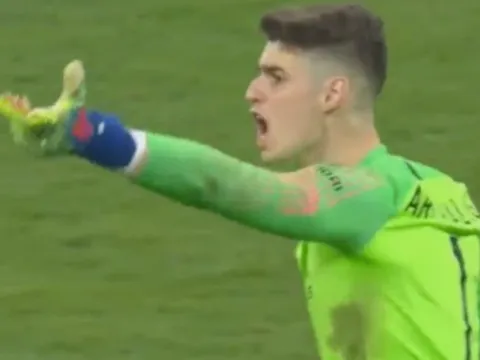 Chelsea hoảng loạn! Thầy bảo trò không nghe, Sarri bất lực tại Wembley