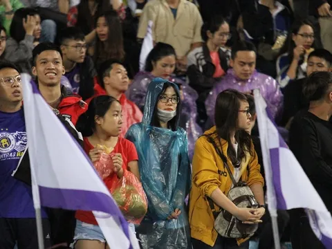 Fan Quang Hải, Duy Mạnh, Tiến Dũng đội mưa cổ vũ Derby thủ đô