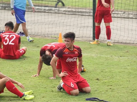 Thầy Park trở lại, U23 Việt Nam "vật vã" với dây cao su