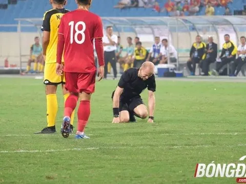 Hài hước: Trọng tài trận U23 Việt Nam nằm sân, phải nhờ sự chăm sóc của nhân viên y tế