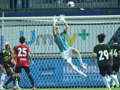 Đặng Văn Lâm chơi xuất sắc, Muangthong vẫn lỗi hẹn với ngôi vô địch