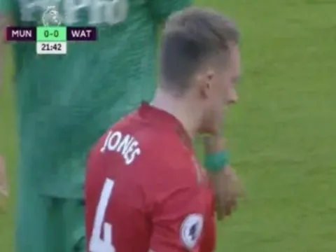 Cầu thủ Man Utd nổi điên ngay trong trận gặp Watford