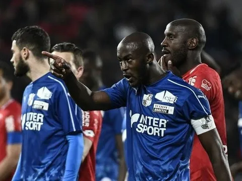 SỐC! Trận đấu tại Ligue 1 hoãn gần nửa giờ vì phân biệt chủng tộc