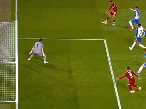Firmino giờ chỉ còn kém mỗi Ronaldo ở Champions League