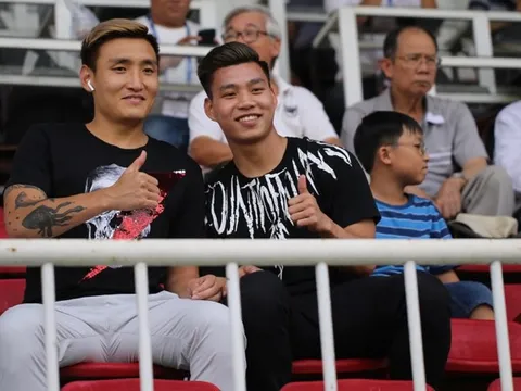 Văn Toàn "nổ súng" Văn Thanh có hành động lạ trên khán đài