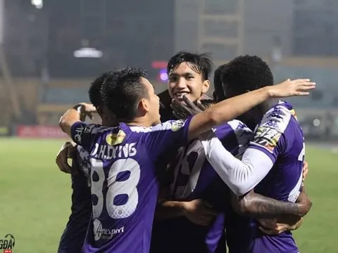 HLV trưởng Hà Nội FC nói gì về pháo sáng?