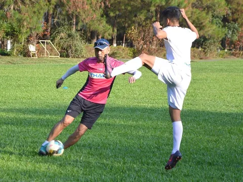 Tân thuyền trưởng HAGL xỏ giày vào sân thi đấu cùng Văn Thanh, Văn Toàn