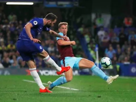 'Vì góc sút anh ấy phải lái bóng lên cao. 1 siêu phẩm'