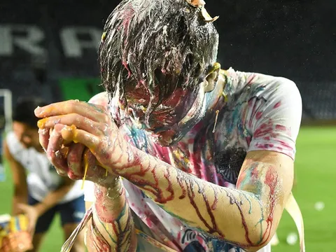 Xuân Trường bị trói đồng đội tại Buriram "úp sọt" trong ngày sinh nhật muộn