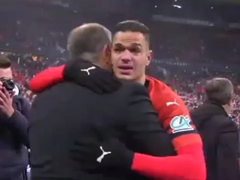 Trả thù PSG thành công, sao Rennes khóc như đứa trẻ