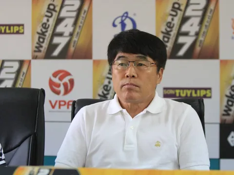 HLV Lee Heung-sil đau đầu vì sự trở lại của Quế Ngọc Hải