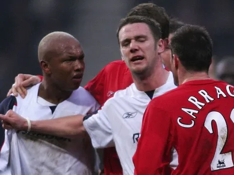 'Anh ta là 1 gã thuận chân phải với hai cái chân trái'