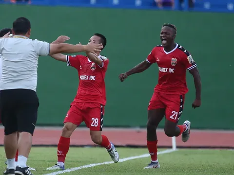 Ngoại binh tỏa sáng, Bình Dương có 3 điểm trên sân nhà