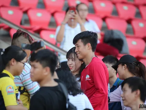 "Nuông chiều" fan nữ Sài thành, "thanh niên cứng" Bùi Tiến Dũng suýt muộn xe