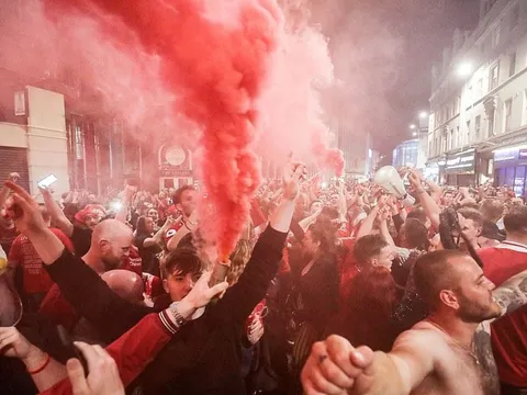 Fan Liverpool 'quẩy' tưng bừng mừng đội nhà vô địch