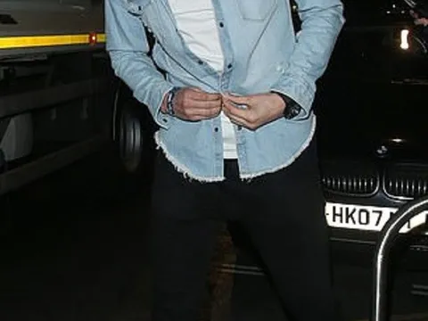 Mặc kệ đồng đội tập luyện, Mustafi 'thử việc' vai trò khác tại Arsenal