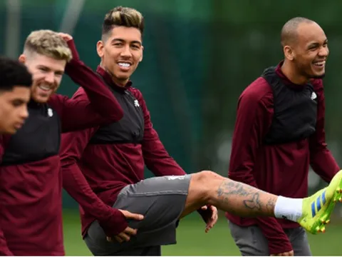 6 ngôi sao Liverpool bị kẹt thang máy và đây là phản ứng của họ