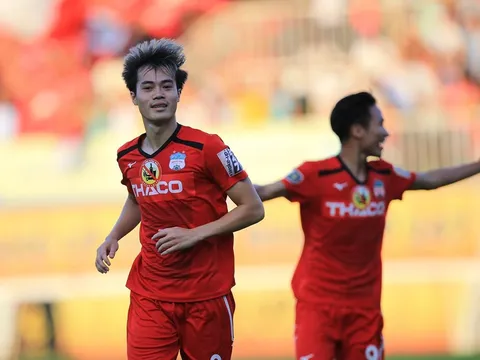 5 điểm nhấn vòng 10 V-League 2019: Văn Toàn "hộ giá" thầy Lee; Tiến Dũng ra mắt hú vía