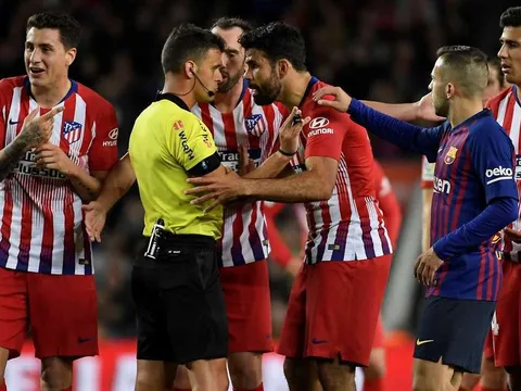 Học Khá bảnh, Costa làm điều khó tin sau tấm thẻ đỏ oan trái