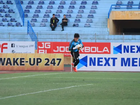 Sân Hàng Đẫy bất ngờ "vắng tanh" trong ngày Bùi Tiến Dũng bắt chính