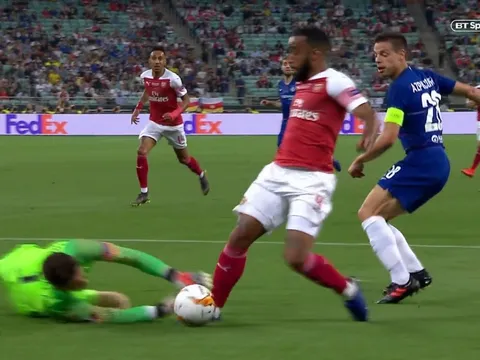 'Cậu ấy không đốn ngã Lacazette với đôi tay'