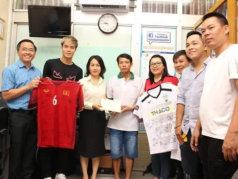 Văn Toàn giúp đỡ bệnh nhi nghèo trước ngày triệu tập ĐT Việt Nam đấu King’s Cup