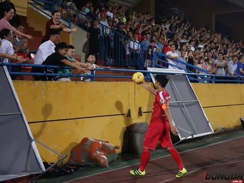 Hoạt động tặng bóng cho NHM tại V-League bị "chấn chỉnh"