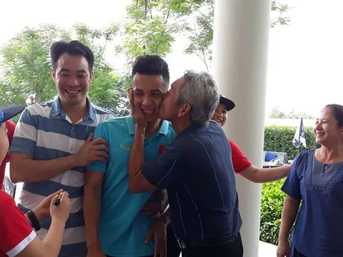 Hồng Duy nhận quà đặc biệt trên đất Thái Lan