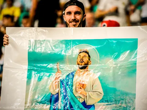 CĐV mang "Chúa" đến sân vẫn không thể cứu Argentina