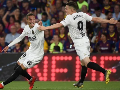 Thay Su "thỏ", Barca tính mua luôn kẻ hạ sát chính mình