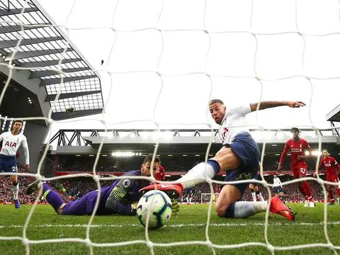 SỐC! Alderweireld không muốn phá bóng, dâng bàn thắng cho Liverpool