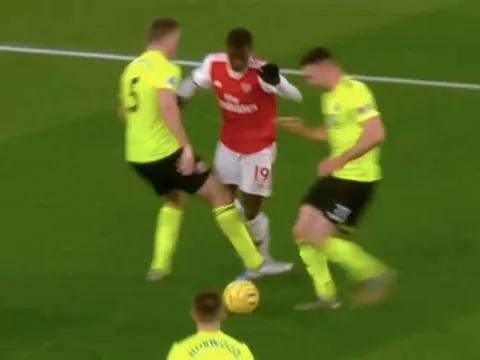 Arsenal đã mất oan quả penalty trước Sheffield?
