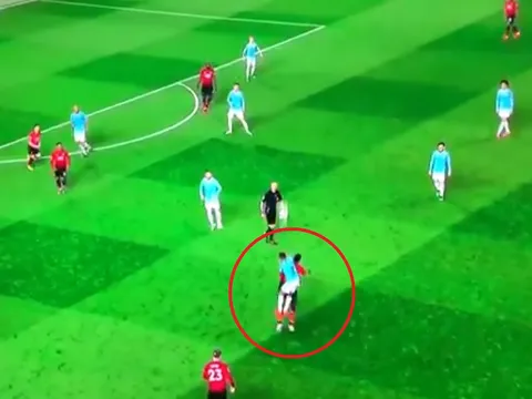 SỐC! Pogba bị Sterling đánh bại trên... không trung