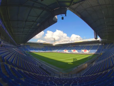 Biển quảng cáo trong SVĐ của Heerenveen bị rơi khi Văn Hậu đang ngồi ngoài đường biên