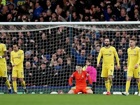 Thi đấu như thảm họa, Marcos Alonso một tay 'đá bay' Chelsea khỏi cuộc đua Top 4