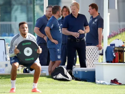 Vị khách đặc biệt bất ngờ 'đột kích' buổi tập của Bayern Munich