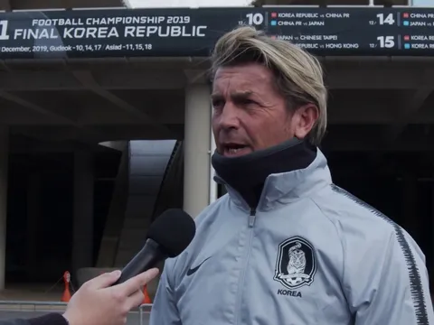 HLV Hàn Quốc: "Nếu nắm ĐT Việt Nam, tôi cũng chỉ đạo phòng ngự 11 người"