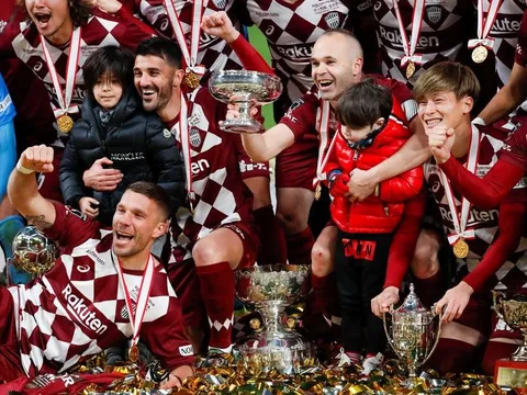 David Villa cùng Iniesta, Podolski giành danh hiệu trong trận đấu cuối cùng của sự nghiệp