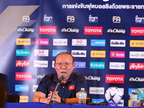 Video thầy Park bóc phốt phóng viên Thái Lan hỏi xoáy ĐT Việt Nam