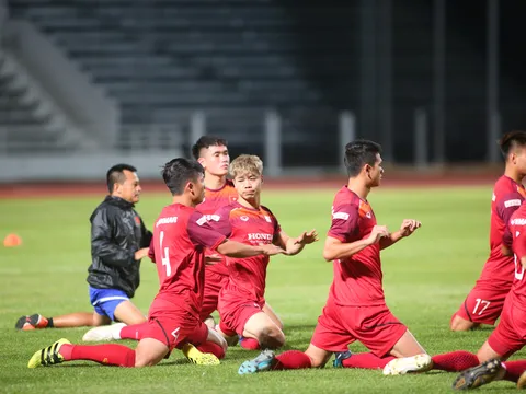 Video ĐT Việt Nam tập bài lạ trước "đại chiến" với Thái Lan