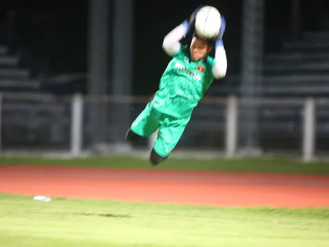 Video Thầy Park chọn Văn Lâm hay Nguyên Mạnh trước giờ đại chiến Thái Lan