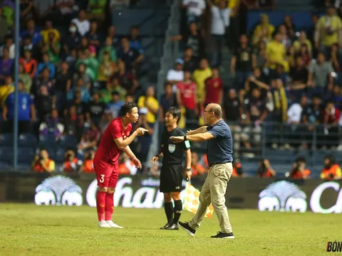 Bênh trò cưng, thầy Park lao vào sân phân bua trọng tài